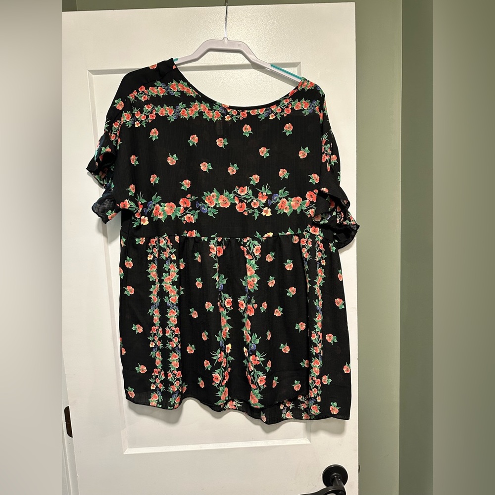 Chic soul baby doll top. Ruffle sleeve and keyhole tie back detail. 1X NWOT